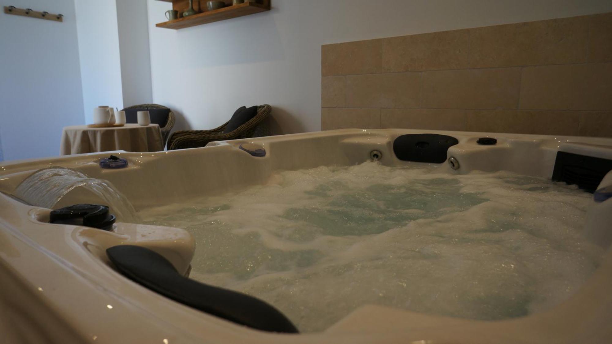 L'Ostal - Bed & Breakfast - Chambres Et Suites De 25 A 40M2 - Spa Saint-Hilaire-d'Ozilhan ภายนอก รูปภาพ