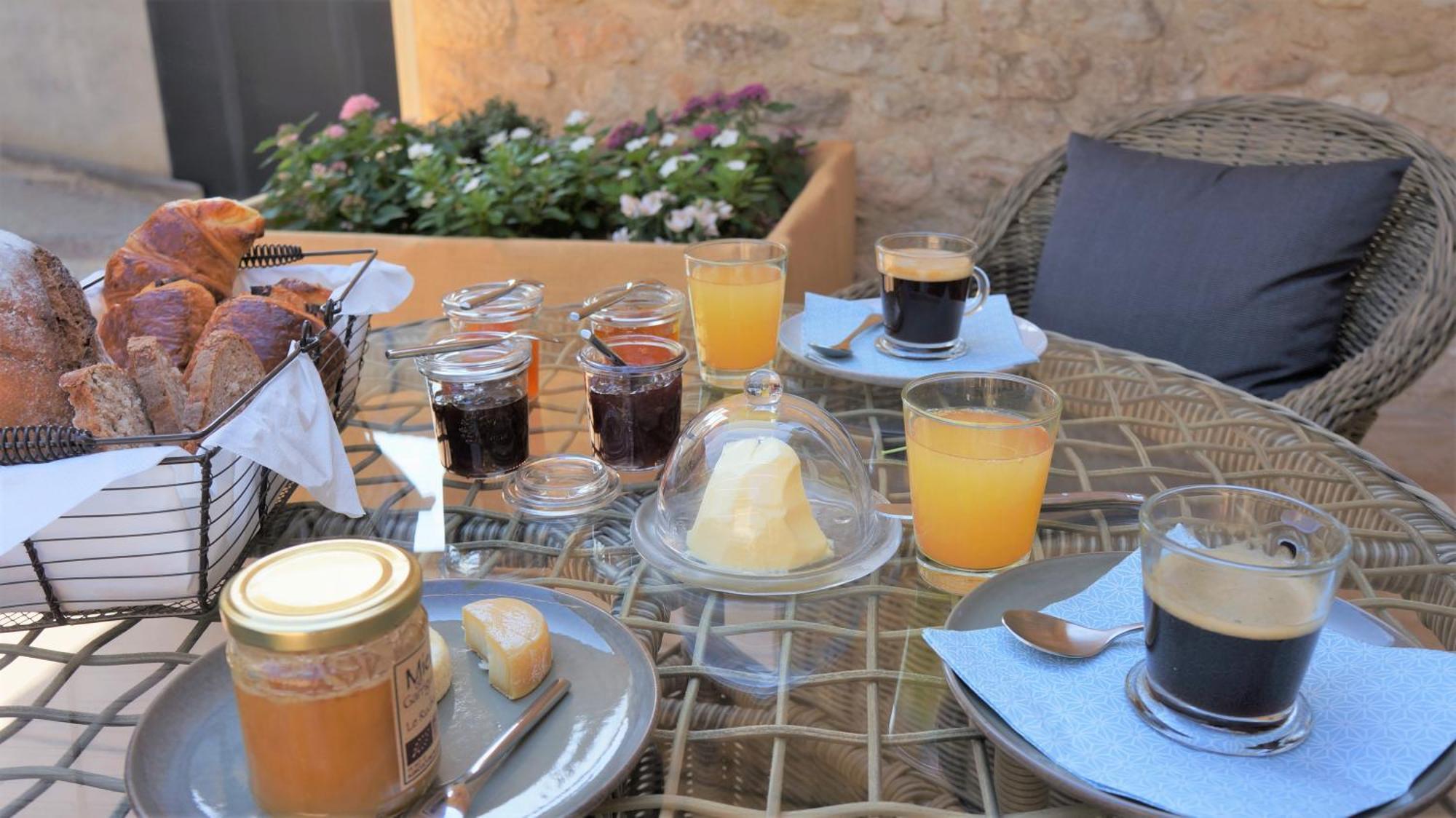 L'Ostal - Bed & Breakfast - Chambres Et Suites De 25 A 40M2 - Spa Saint-Hilaire-d'Ozilhan ภายนอก รูปภาพ